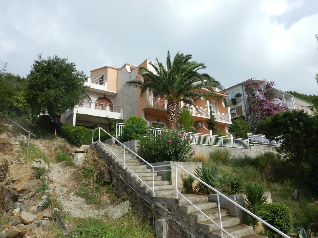 Apartments Kapetan Jure Brela Exteriér fotografie